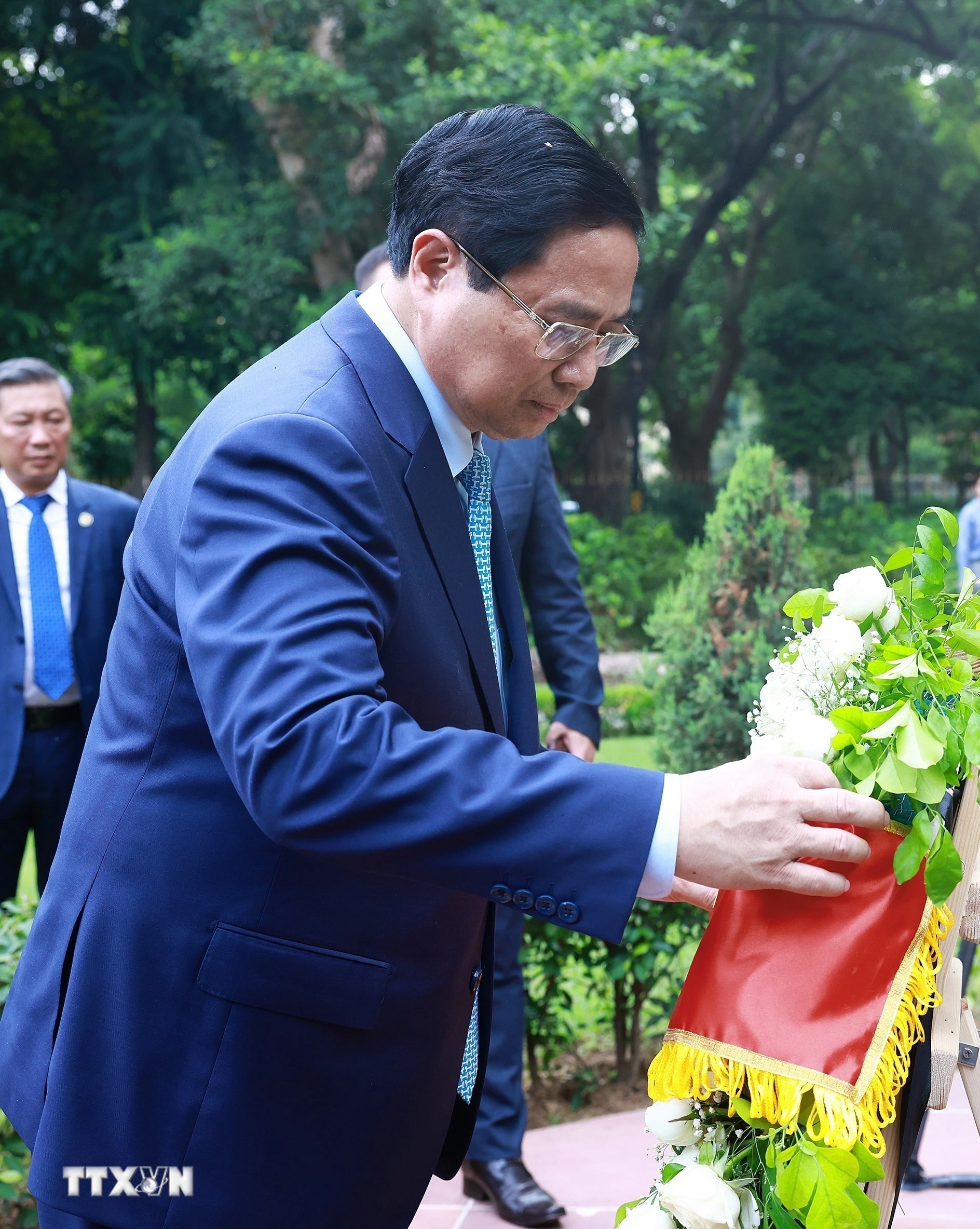 thu tuong pham minh chinh dang hoa tai tuong bac ho o thu do new delhi an do hinh 1