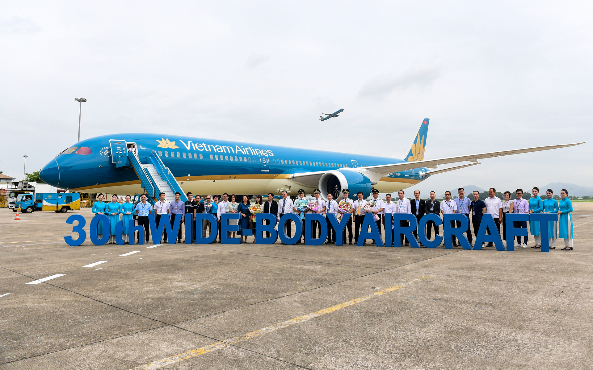 vietnam airlines don sieu may bay than rong boeing 787 10 hinh 1