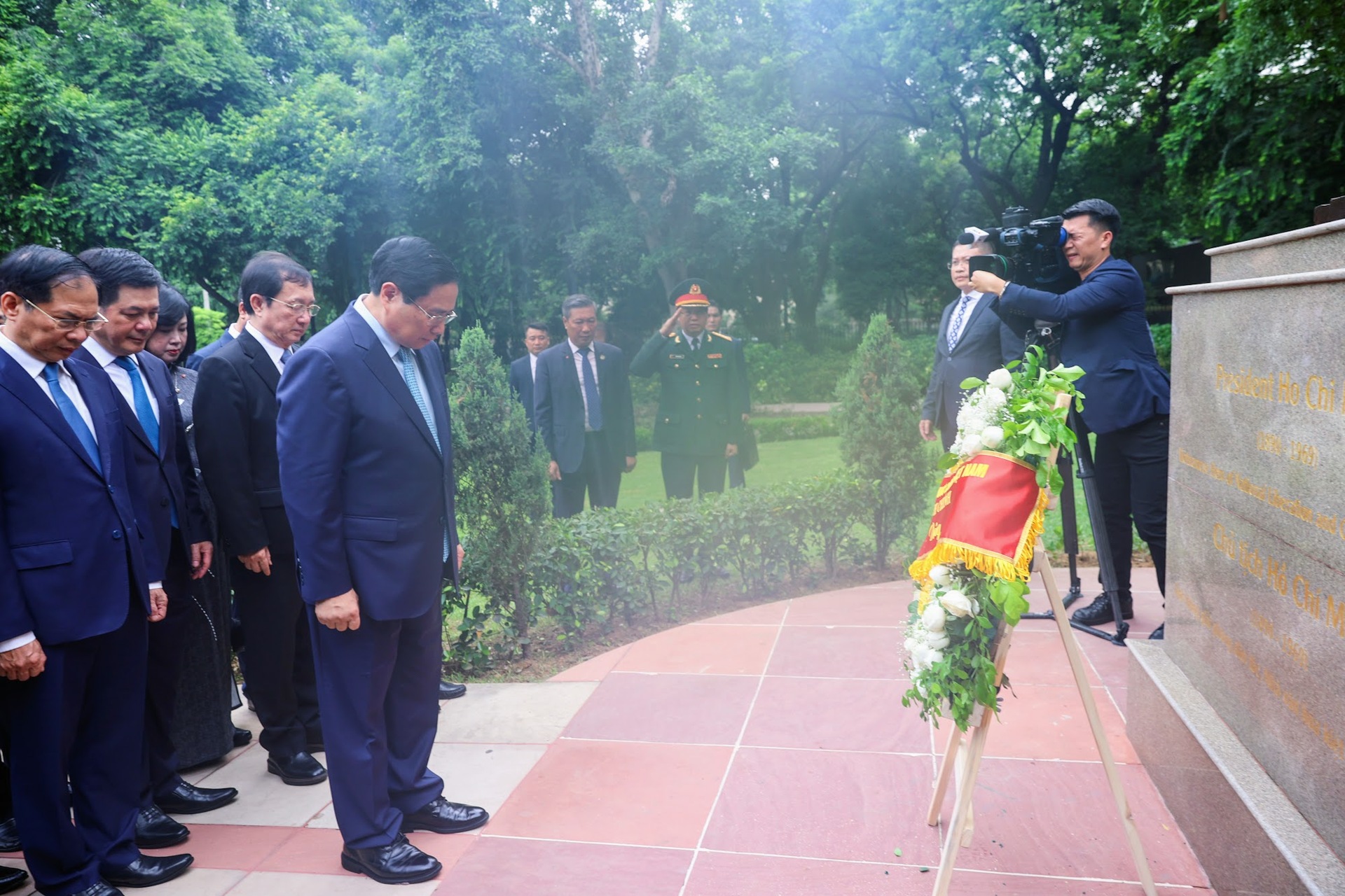 thu tuong pham minh chinh dang hoa tai tuong bac ho o thu do new delhi an do hinh 2