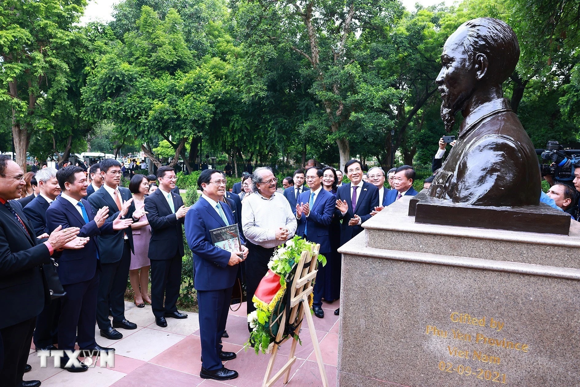 thu tuong pham minh chinh dang hoa tai tuong bac ho o thu do new delhi an do hinh 3