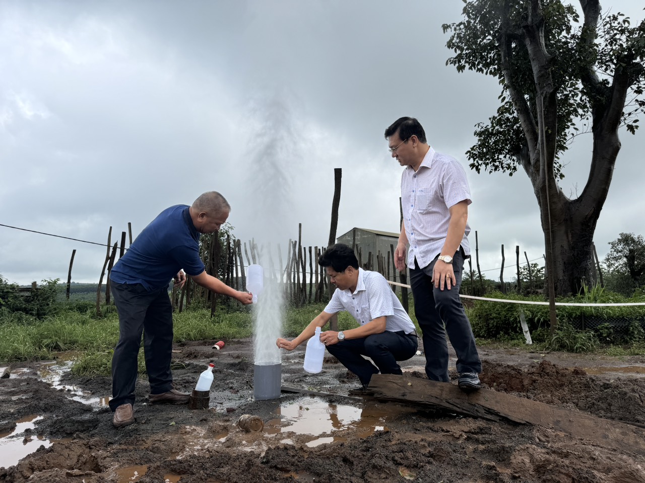 gieng khoan o gia lai tu phun nuoc cao hang chuc met bo tnmt lay mau tim nguyen nhan hinh 1