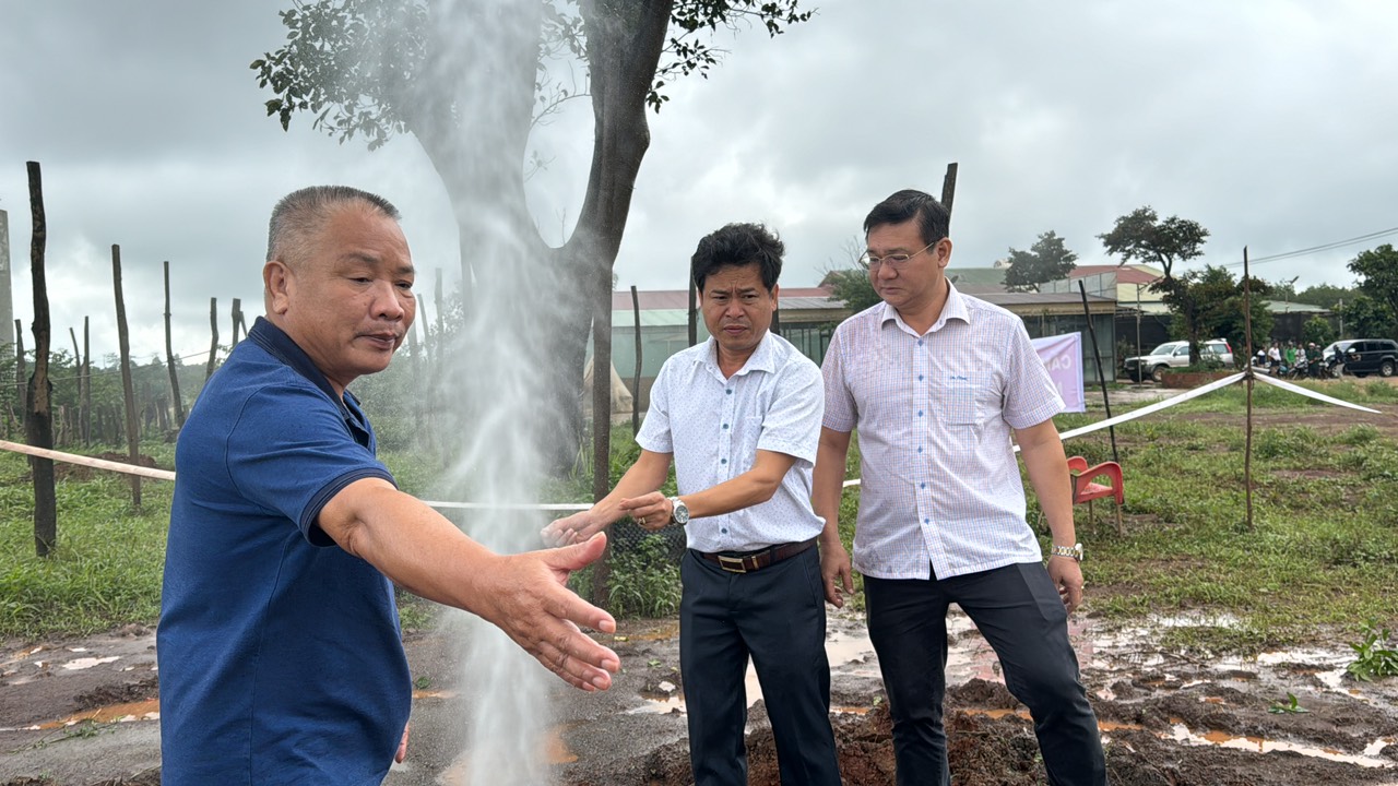 gieng khoan o gia lai tu phun nuoc cao hang chuc met bo tnmt lay mau tim nguyen nhan hinh 2