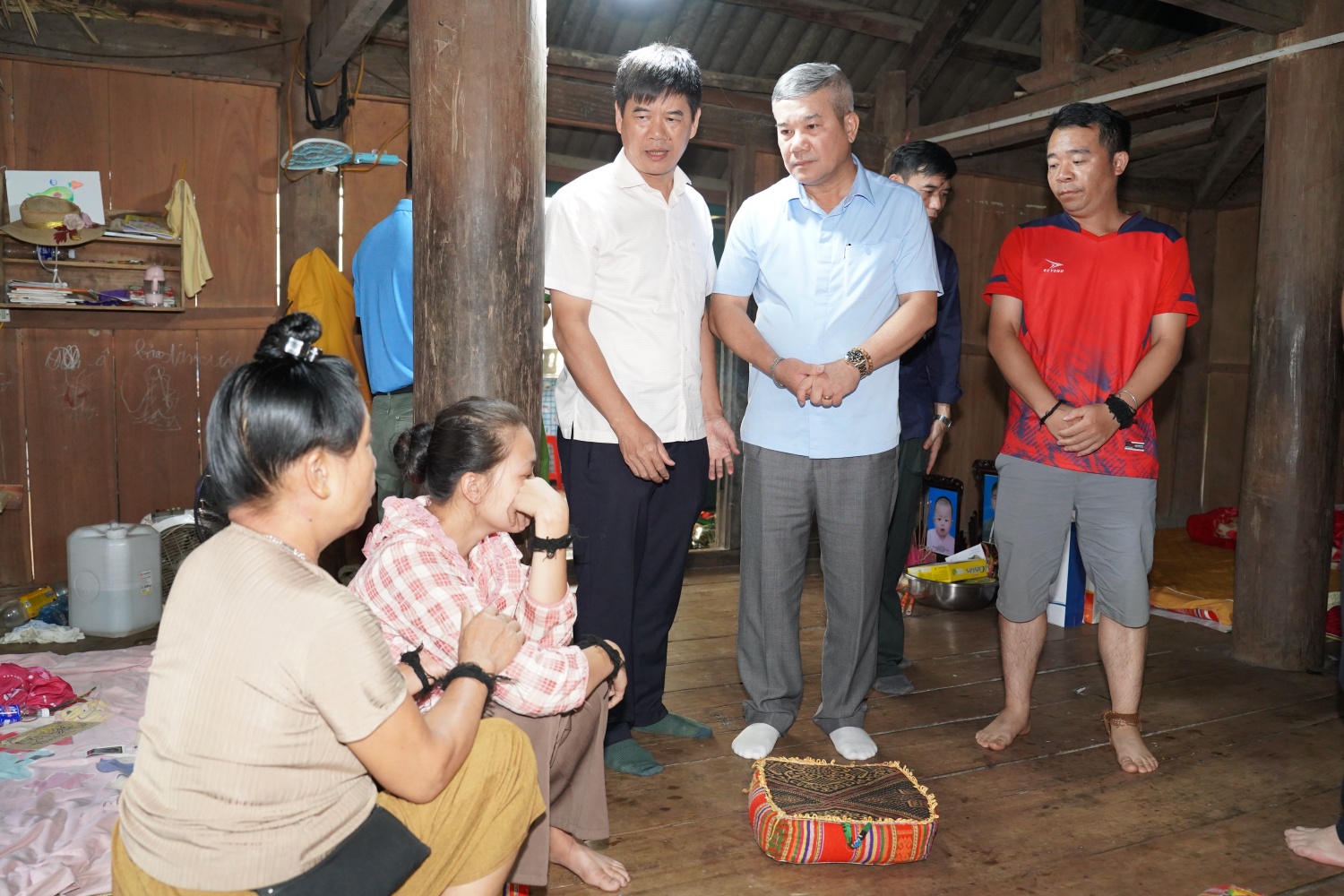 doan cong tac petrovietnam tham hoi ho tro nguoi dan son la va dien bien khac phuc hau qua mua lu hinh 12