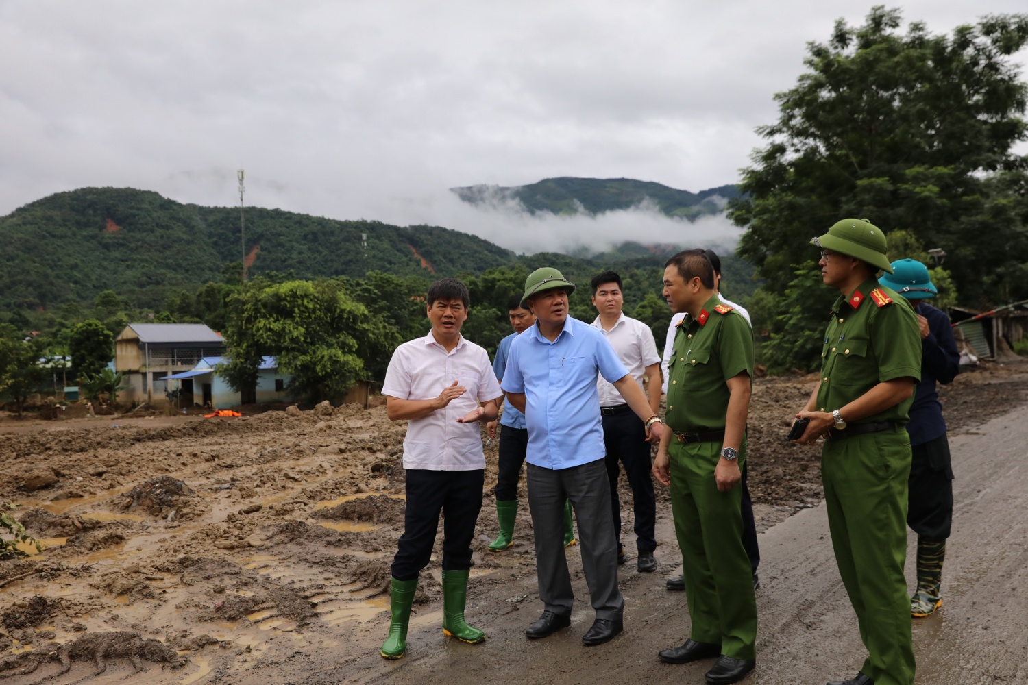 doan cong tac petrovietnam tham hoi ho tro nguoi dan son la va dien bien khac phuc hau qua mua lu hinh 17