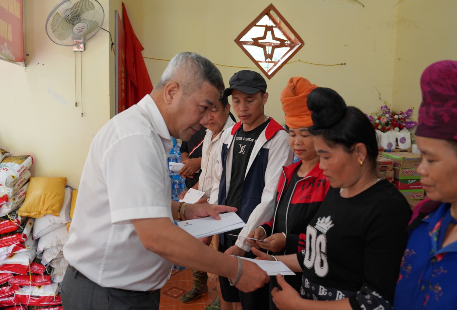 doan cong tac petrovietnam tham hoi ho tro nguoi dan son la va dien bien khac phuc hau qua mua lu hinh 4