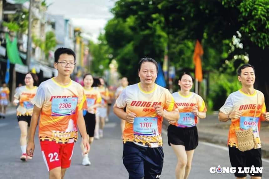 thua thien hue hon 1000 van dong vien tham gia chuong trinh khoe cungdong ba market jogging  2024 hinh 3