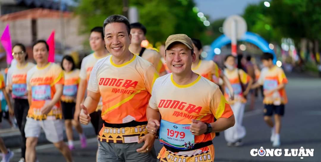 thua thien hue hon 1000 van dong vien tham gia chuong trinh khoe cungdong ba market jogging  2024 hinh 2