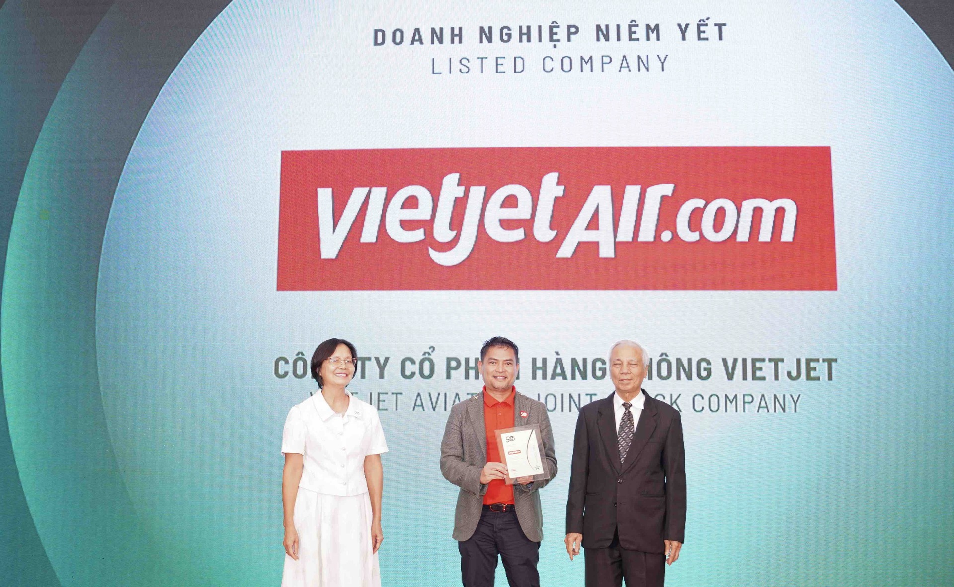 vietjet duoc vinh danh trong top 50 doanh nghiep phat trien ben vung tieu bieu 2024 hinh 1