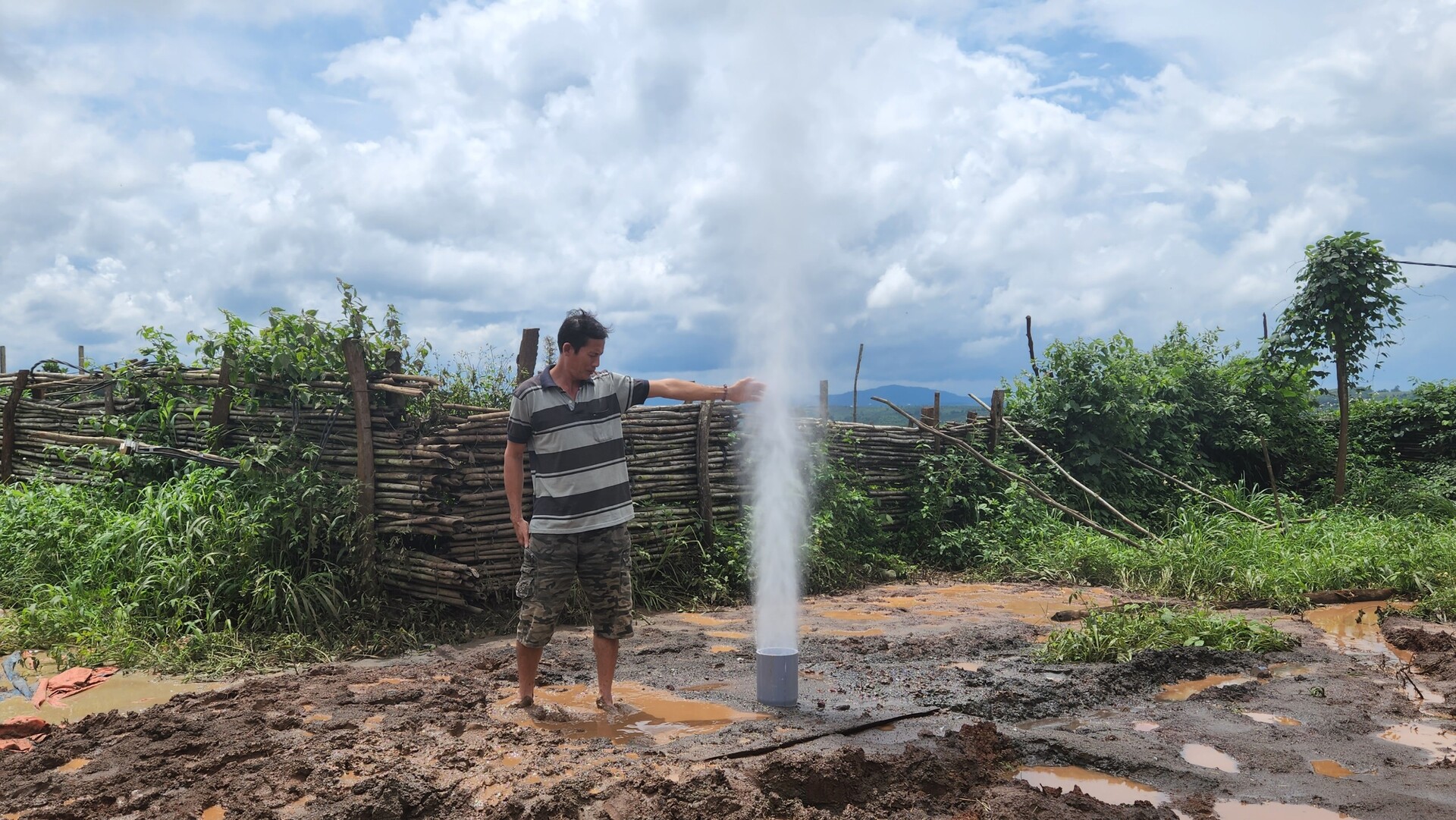 gieng khoan o gia lai van khong ngung phun khi va nuoc hinh 1