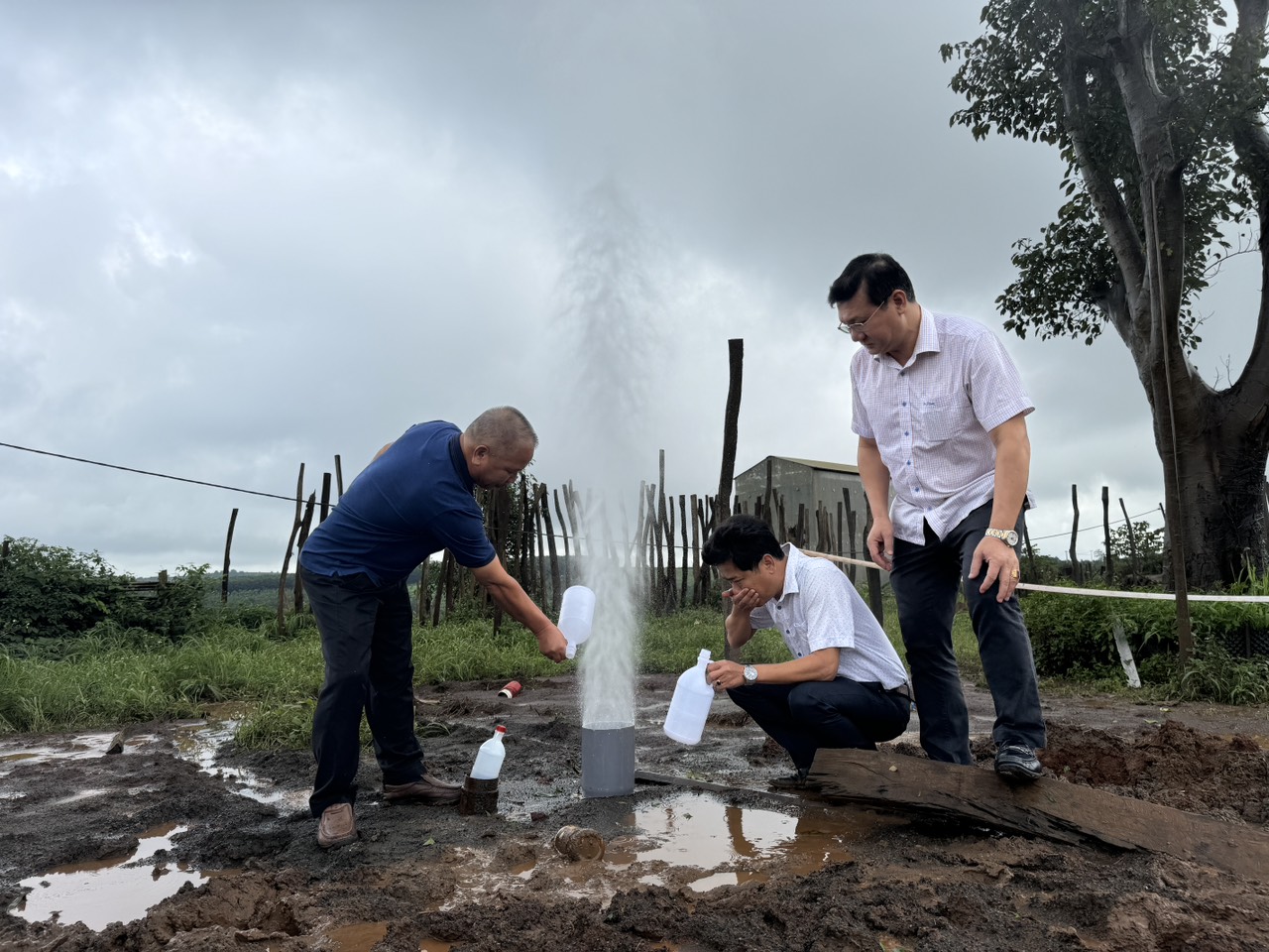 gieng khoan o gia lai van khong ngung phun khi va nuoc hinh 2