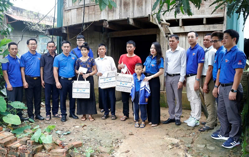 tuoi tre chia se kho khan voi dong bao dan toc thieu so vung lu dien bien hinh 2