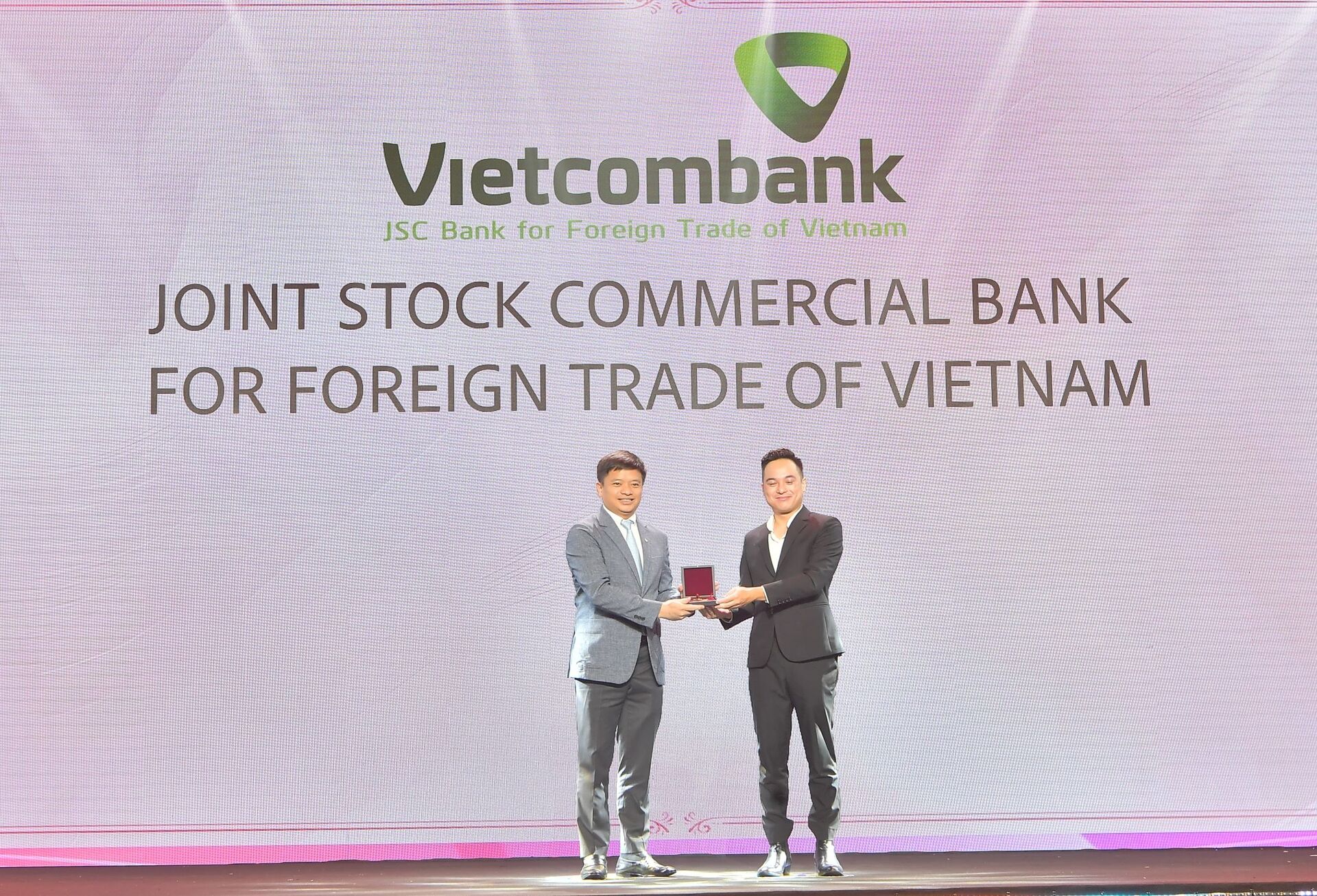 hr asia vinh danh vietcombank tai tat ca cac hang muc giai thuong noi lam viec tot nhat chau a nam 2024 hinh 3