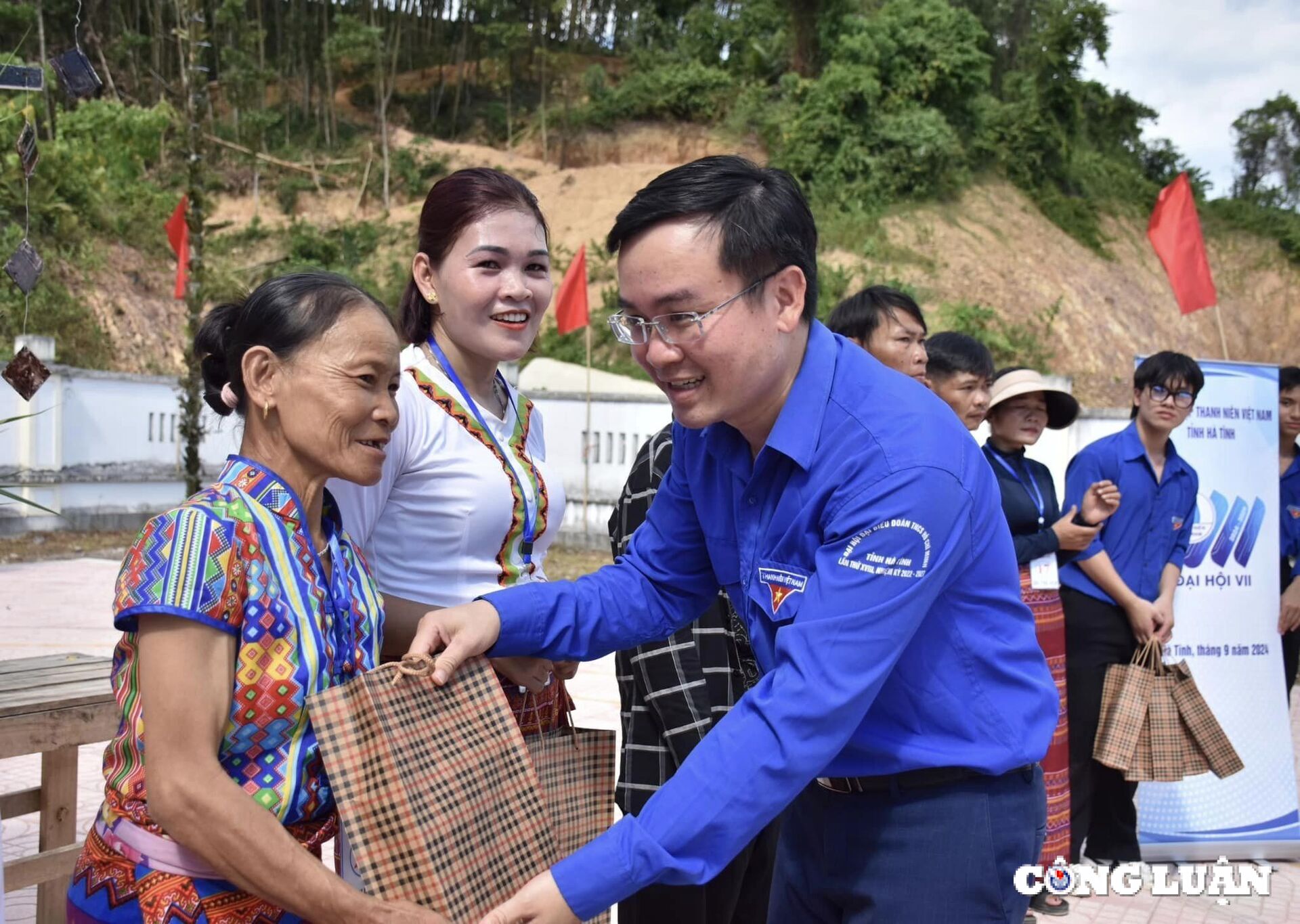 chung vui tet lap lo voi dong bao dan toc chut o ha tinh hinh 7