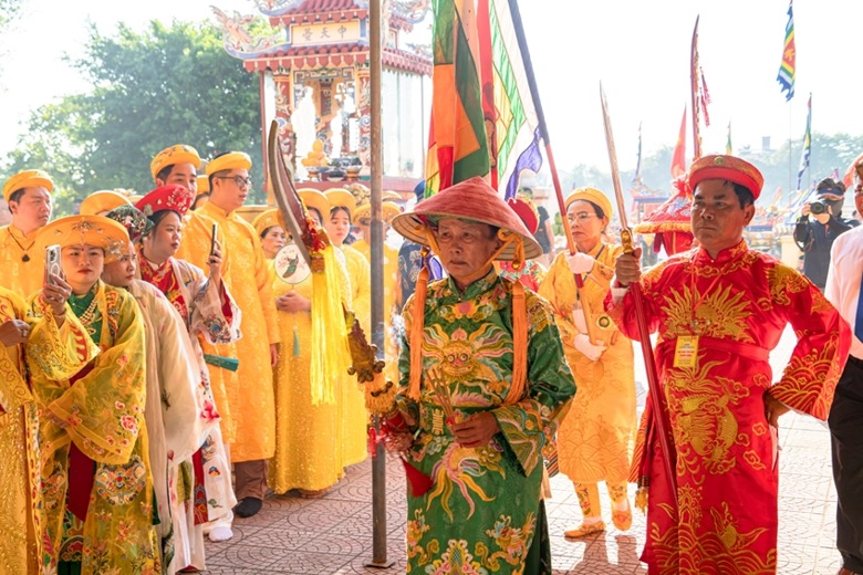 hang van nguoi du khai hoi dien hue nam hinh 1