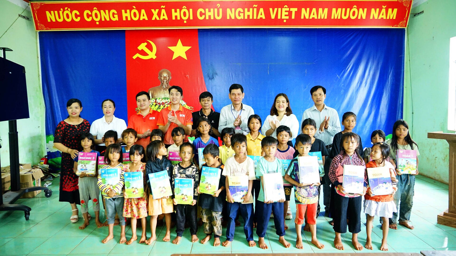 gia lai trao nhieu phan qua va tu van suc khoe cho cac hoc sinh tai vung kho khan huyen chu puh hinh 2