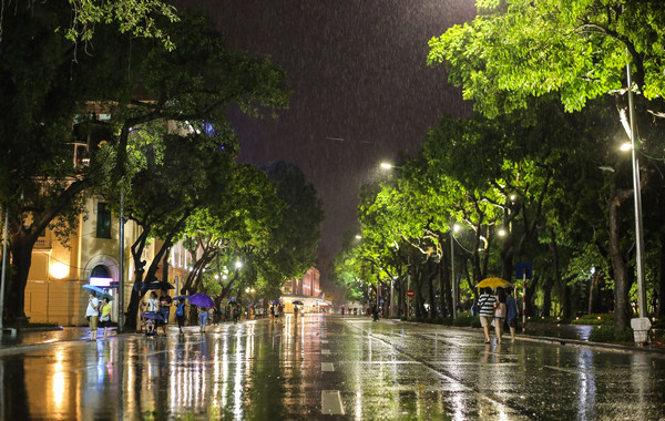 du bao thoi tiet ngay 13 8 ha noi co dong mua lon cuc bo vao dem va sang hinh 1