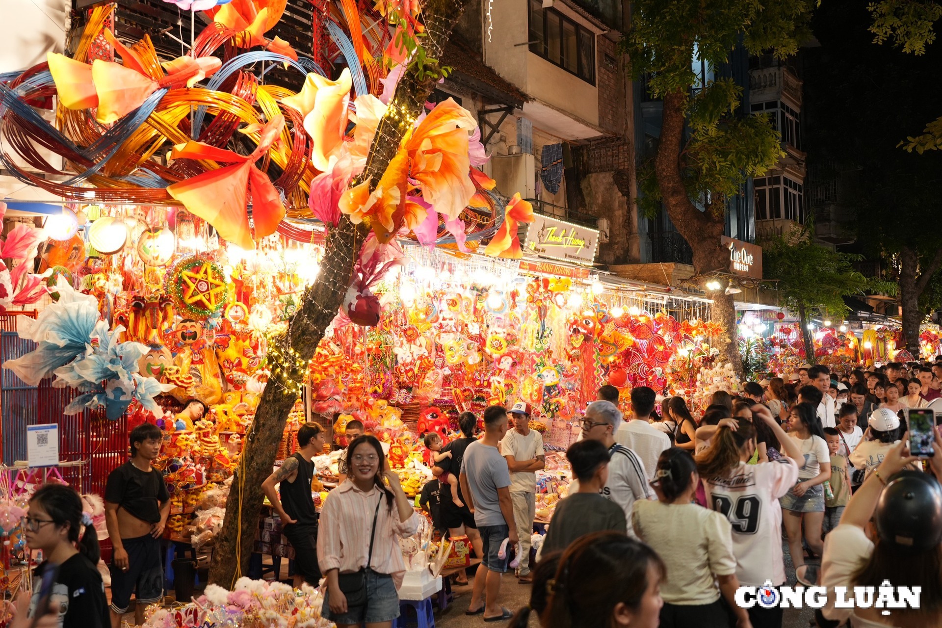 ha noi pho hang ma ruc ro sac mau truoc them tet trung thu hinh 3