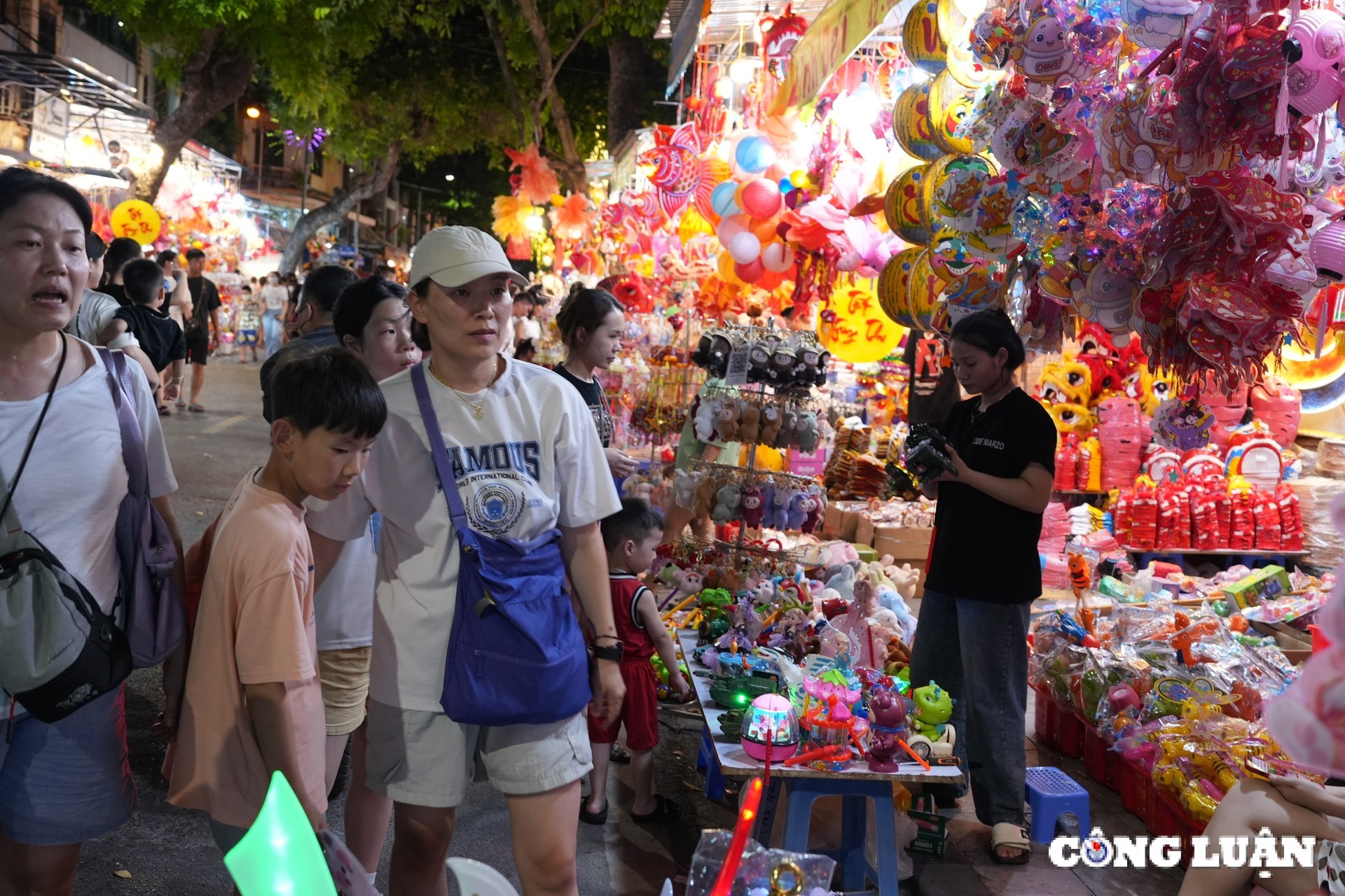 ha noi pho hang ma ruc ro sac mau truoc them tet trung thu hinh 5