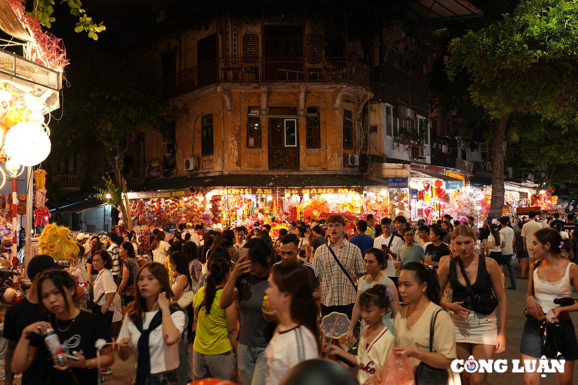 ha noi pho hang ma ruc ro sac mau truoc them tet trung thu hinh 1