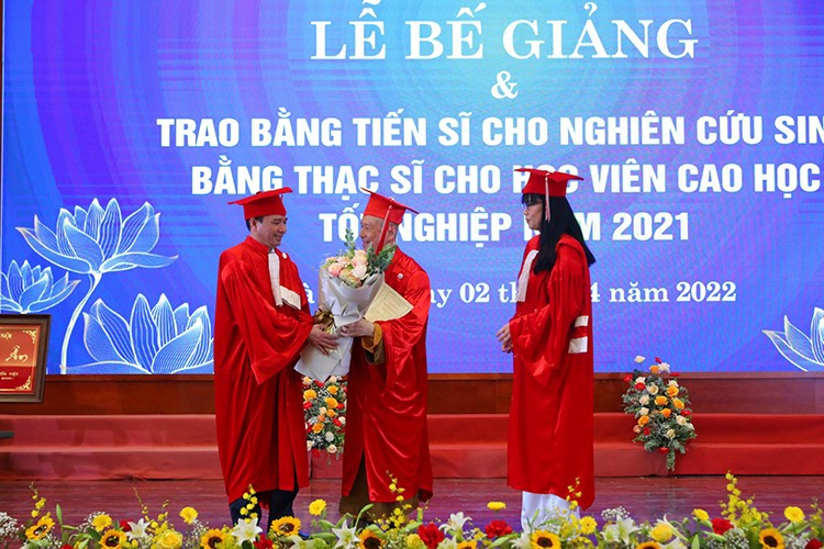 bo giao duc va dao tao khang dinh qua trinh dao tao tien si cua ong vuong tan viet khong sai hinh 1