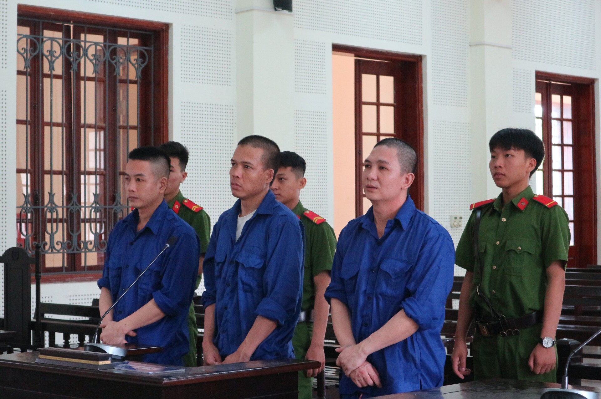 ru nhau buon ma tuy khi di uong thuoc cai nghien hinh 1