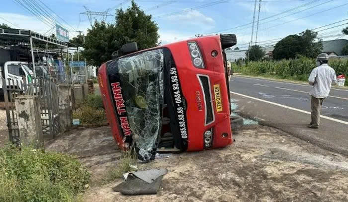 lat xe khach khien 18 nguoi bi thuong o gia lai he lo nguyen nhan ban dau hinh 1