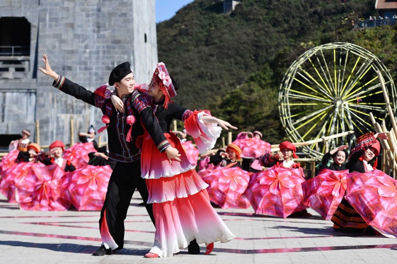 lao cai to chuc le hoi mua thu sa pa vao dip nghi le 2 9 hinh 1