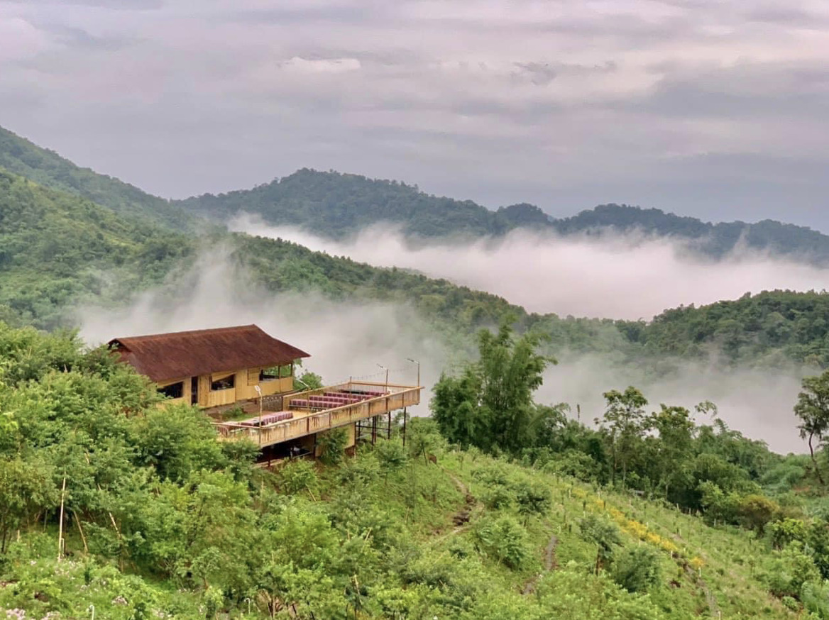 ve xom mung hoa minh trong buc tranh thanh binh da sac mau hinh 4