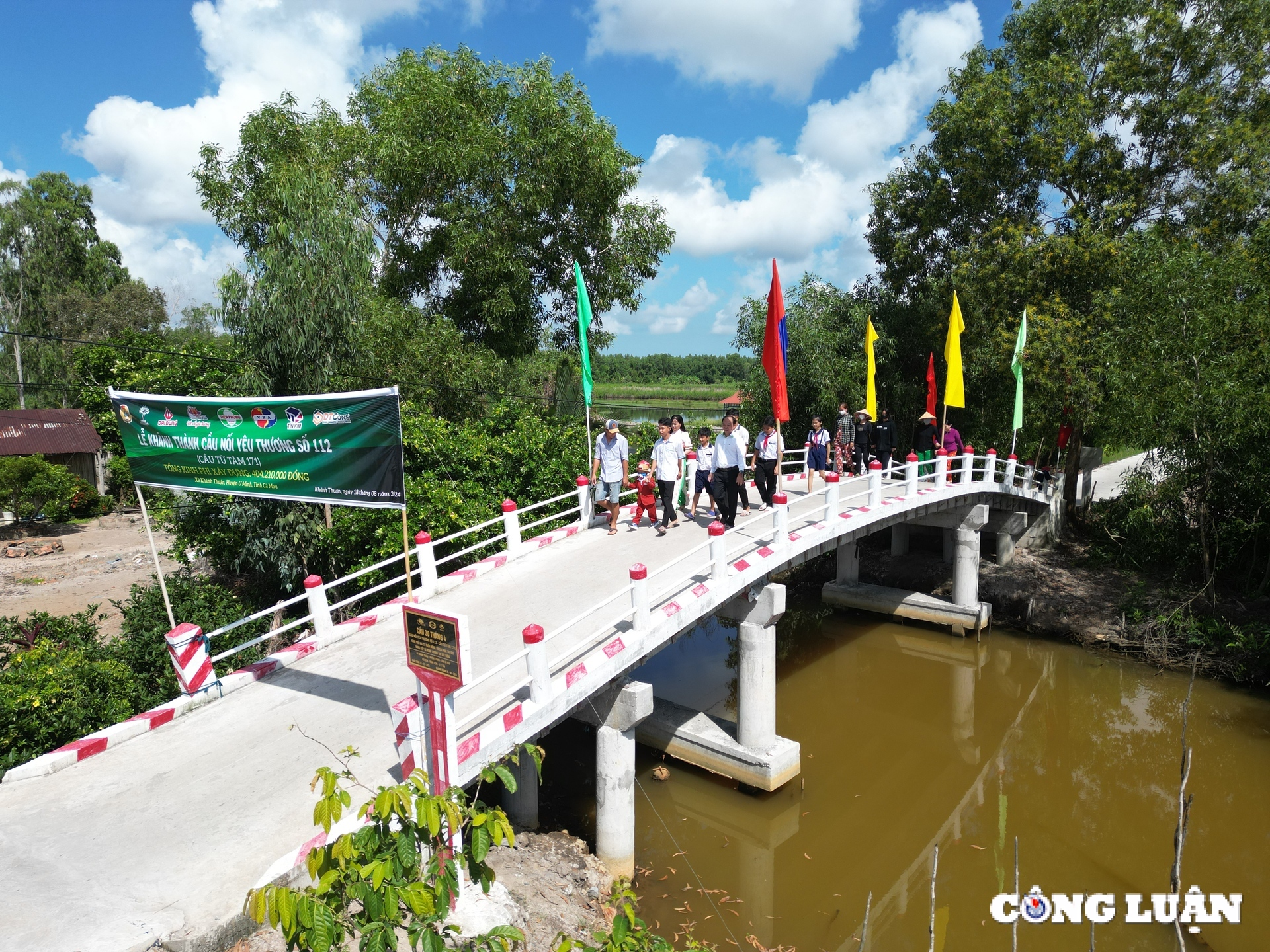 nhua tien phong lien tiep khanh thanh cac cau noi yeu thuong tai dong thap va ca mau hinh 1