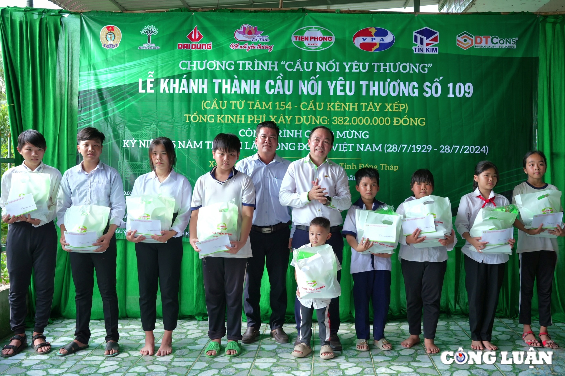 nhua tien phong lien tiep khanh thanh cac cau noi yeu thuong tai dong thap va ca mau hinh 10