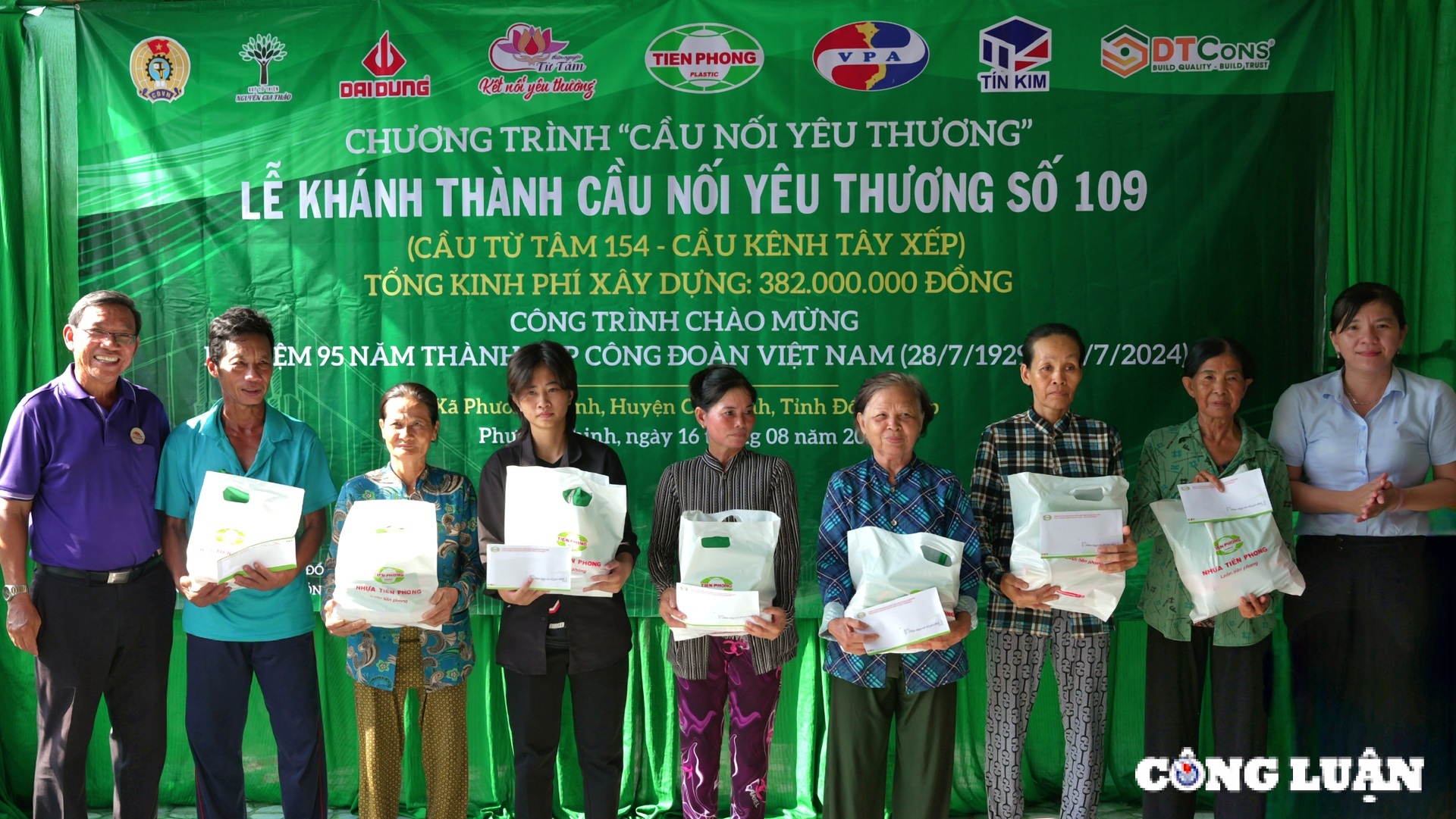 nhua tien phong lien tiep khanh thanh cac cau noi yeu thuong tai dong thap va ca mau hinh 9