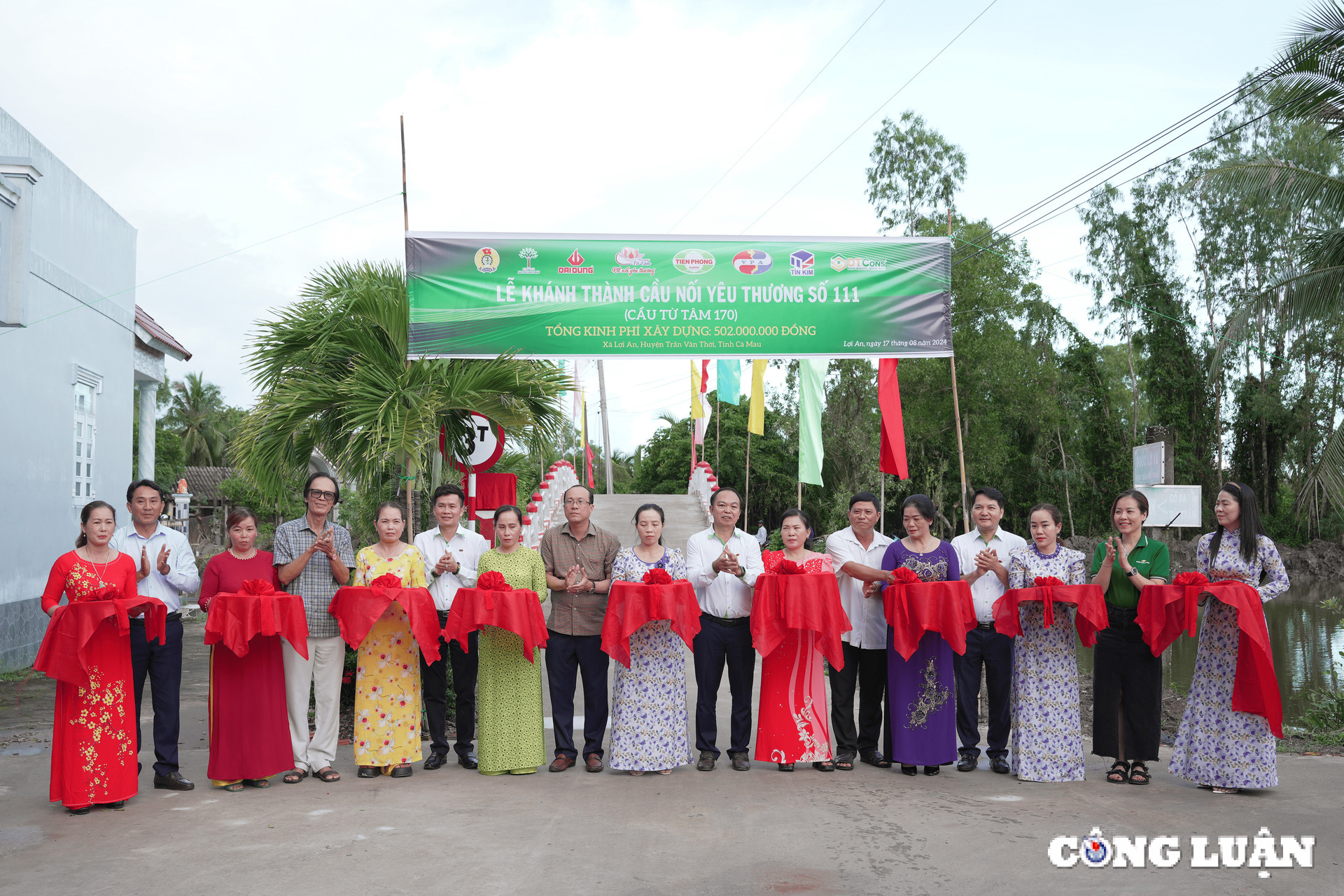 nhua tien phong lien tiep khanh thanh cac cau noi yeu thuong tai dong thap va ca mau hinh 7