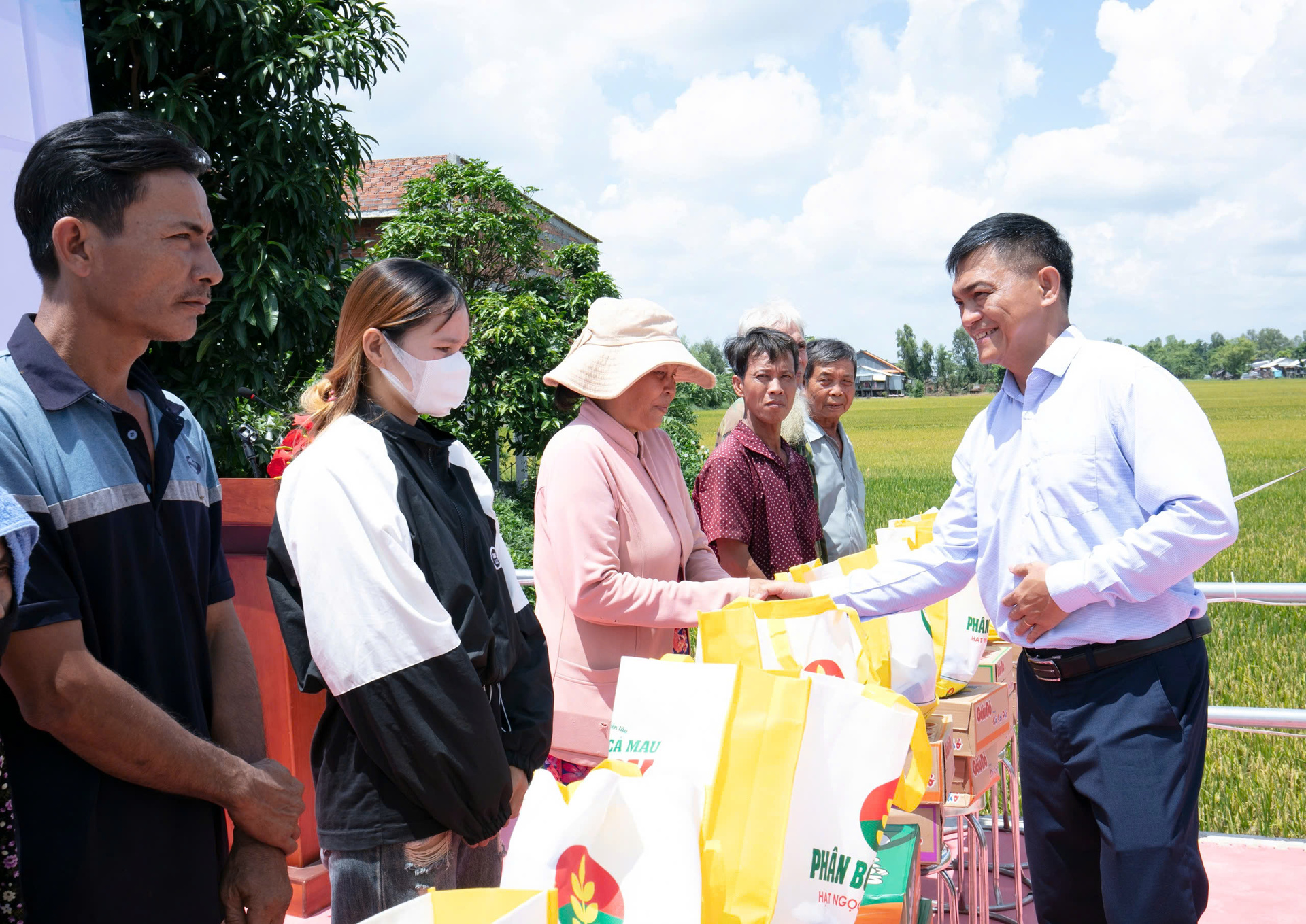 nhip cau noi yeu thuong phan bon ca mau gop phan vun dap cuoc song nong dan dong thap hinh 3