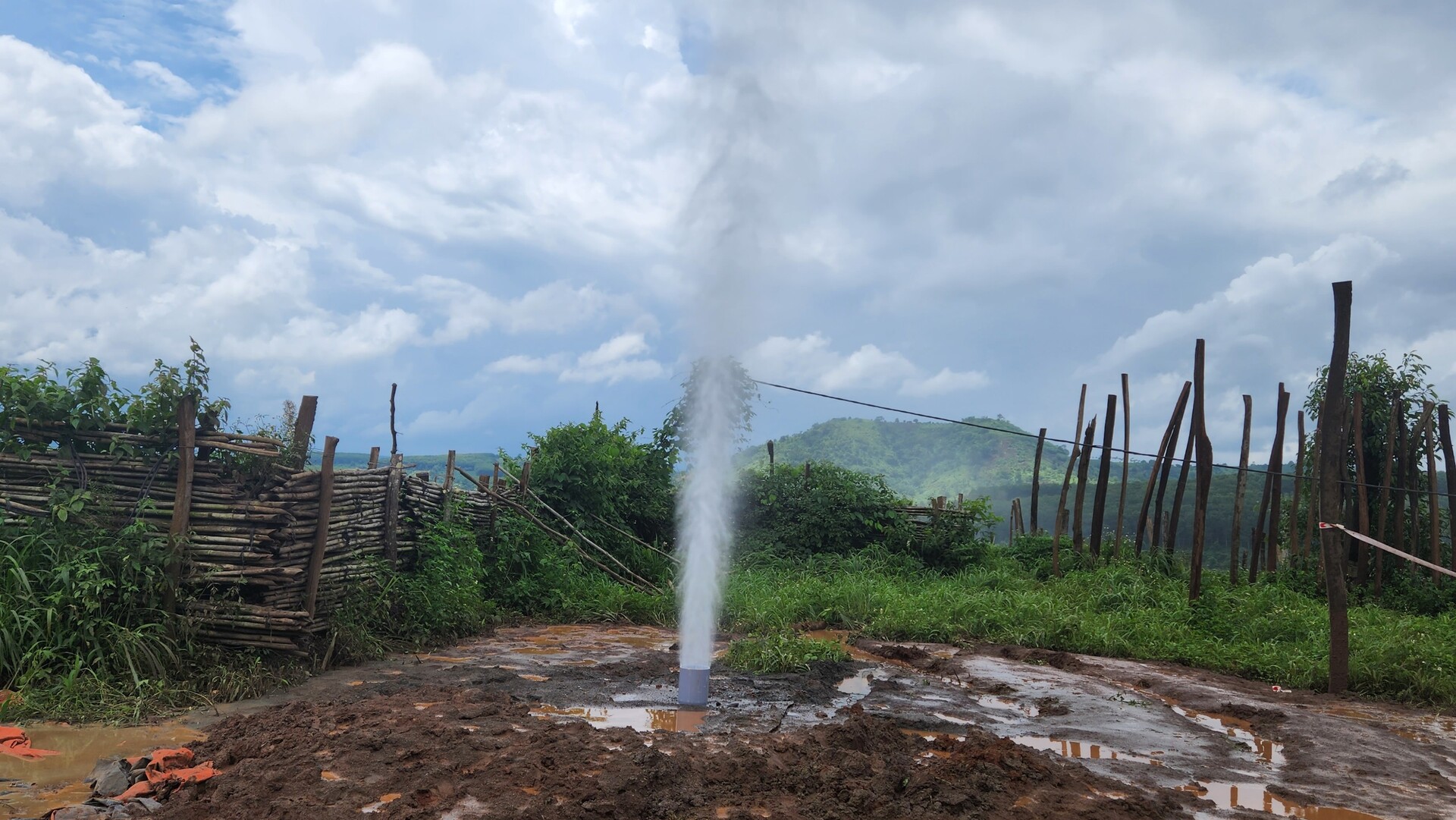 gia lai gieng khoan lien tuc phun khi va nuoc rong ra gan 1 thang troi hinh 1