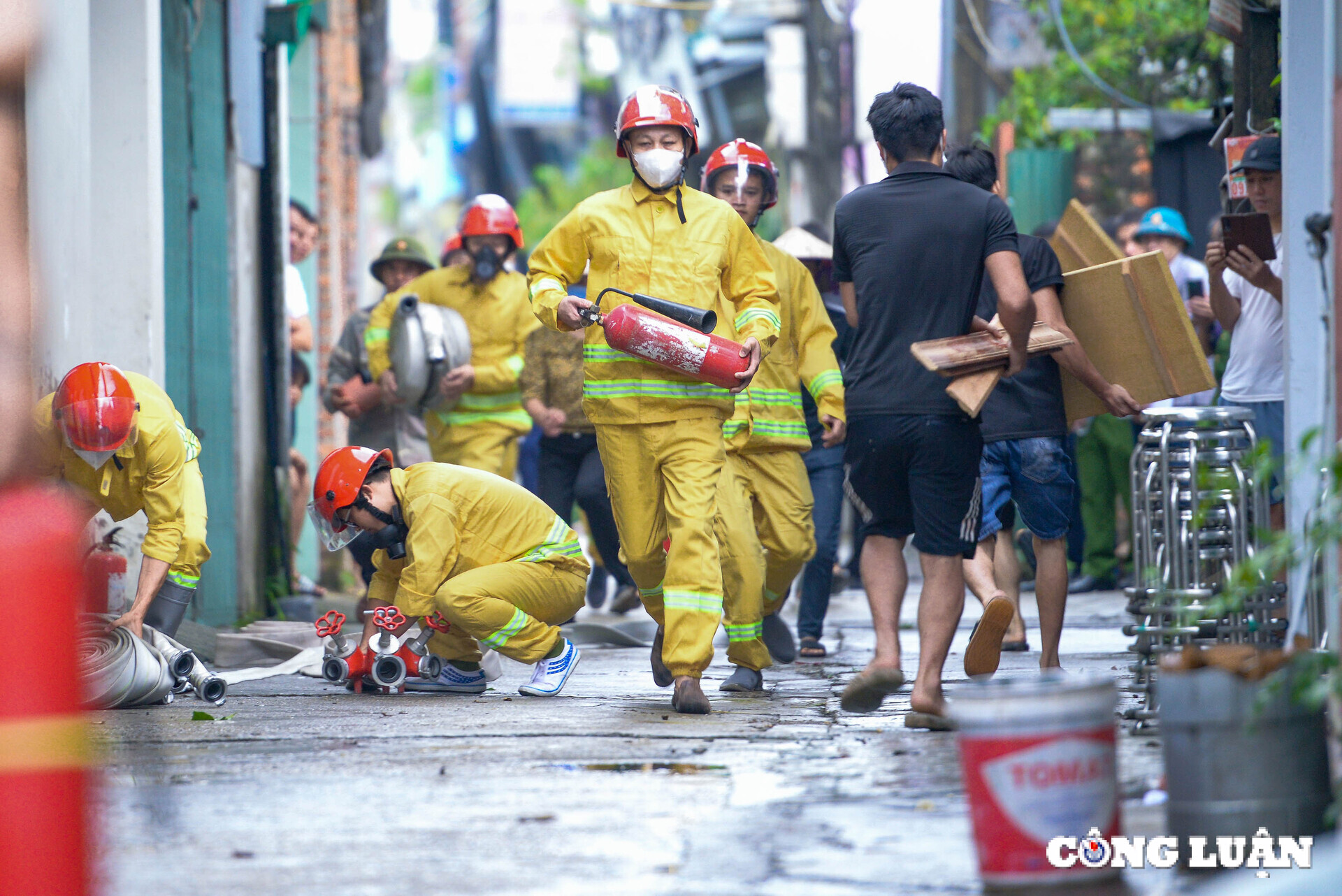 gan 200 nguoi tham gia dien tap chua chay nha xuong nam trong ngo nho o huyen quoc oai hinh 3