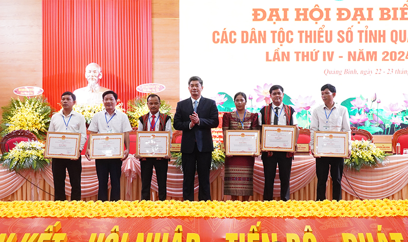 quang binh phan dau thu hep khoang cach giua cac vung cac dan toc hinh 5