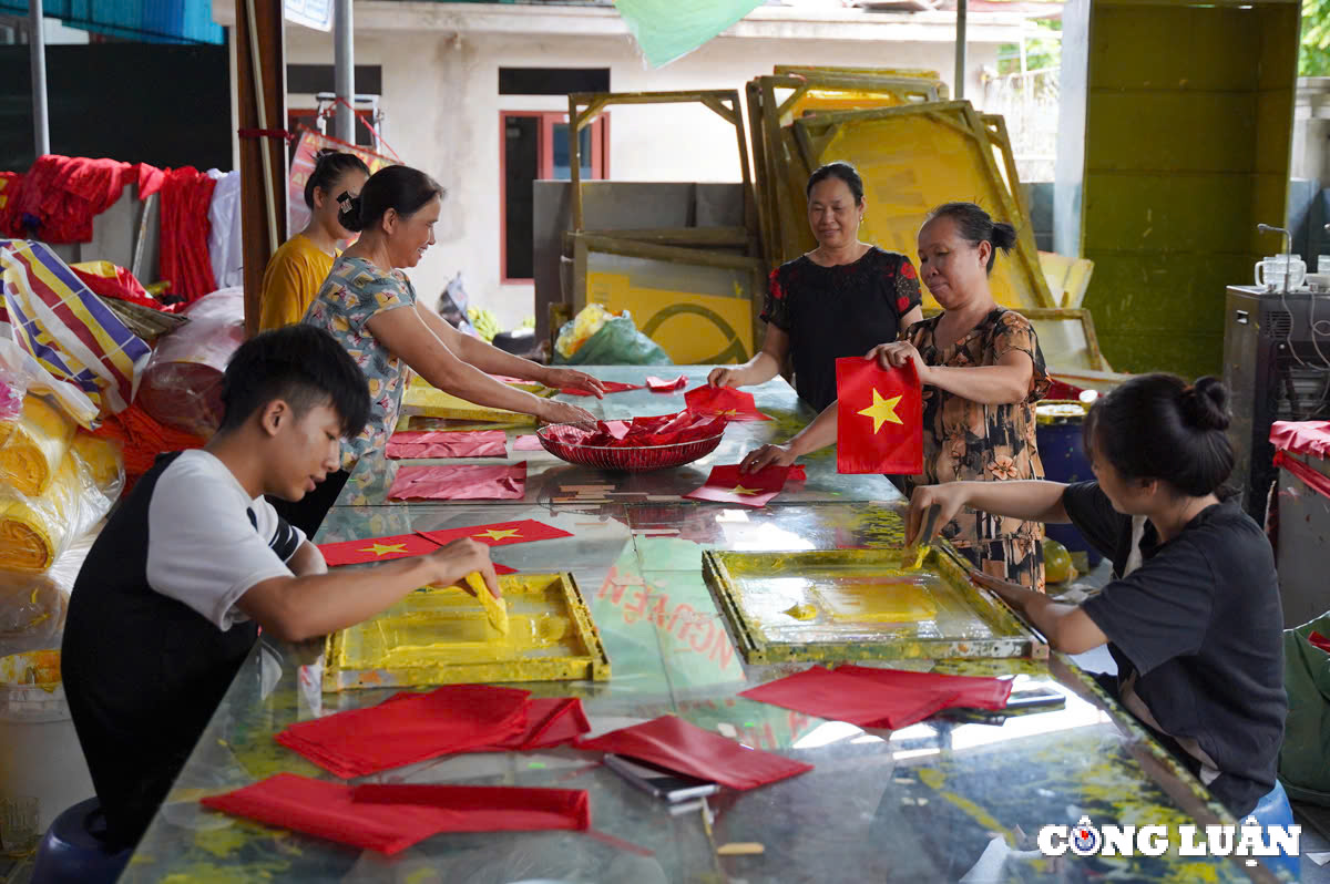 nguoi dan lang tu van tat bat san xuat hang nghin la co dip ky niem quoc khanh 2 9 hinh 1