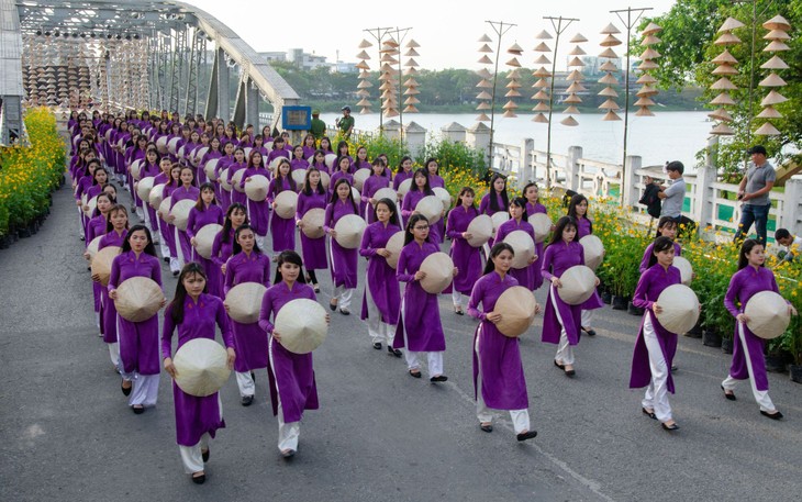 tri thuc may mac ao dai hue tu vinh danh di san van hoa phi vat the den co hoi vang cho ao dai hue hinh 2