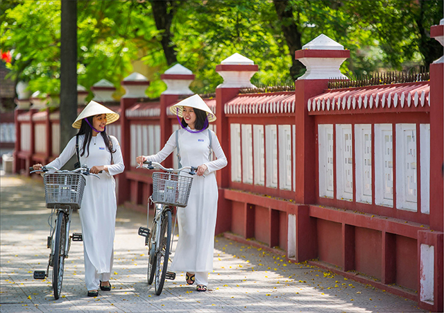 tri thuc may mac ao dai hue tu vinh danh di san van hoa phi vat the den co hoi vang cho ao dai hue hinh 1