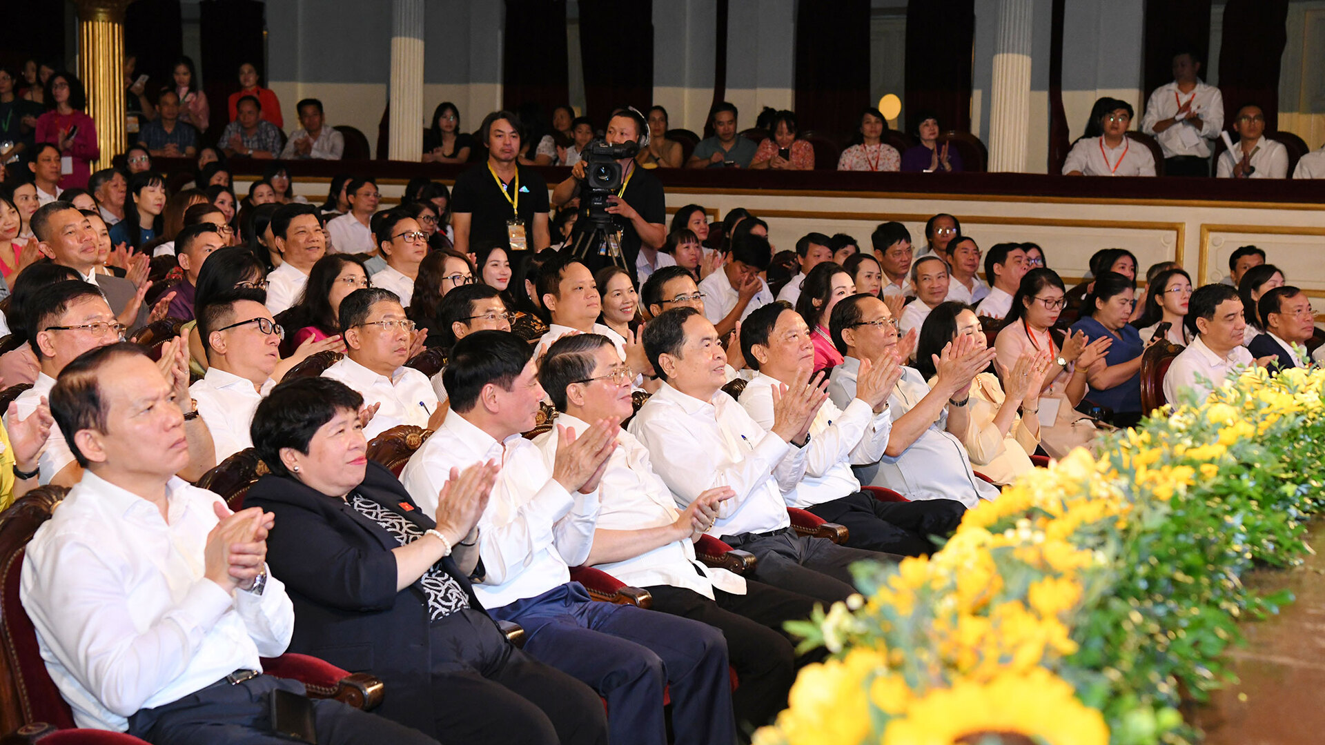 bao dai bieu nhan dan to chuc chuong trinh nghe thuat dac biet nang ba dinh hinh 1