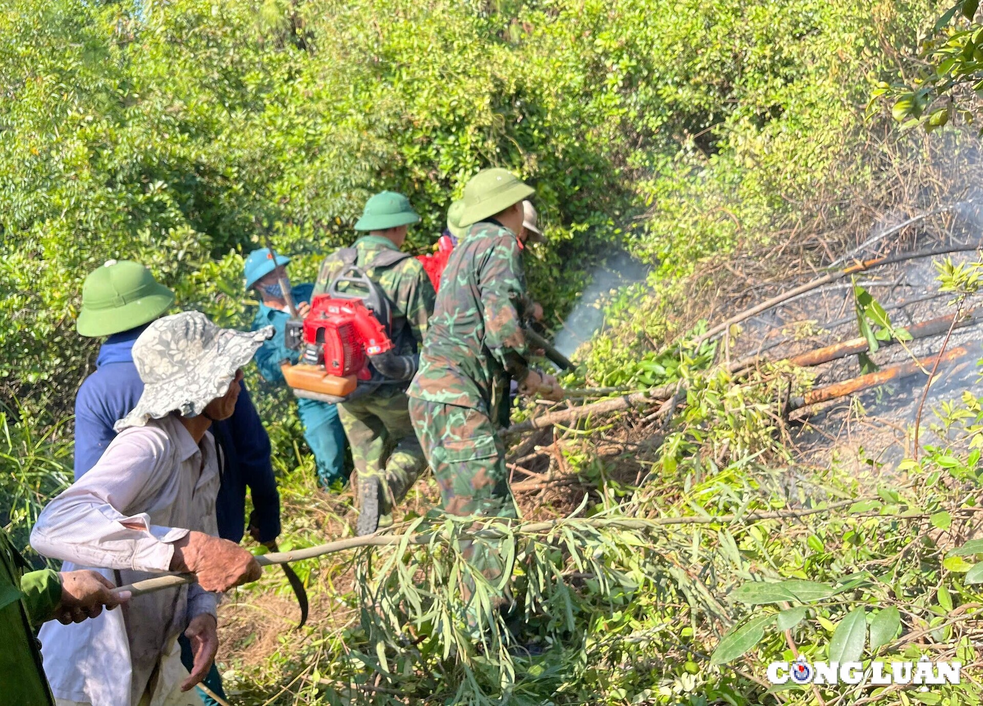 huy dong hon 200 nguoi dap tat dam chay rung o ha tinh hinh 4