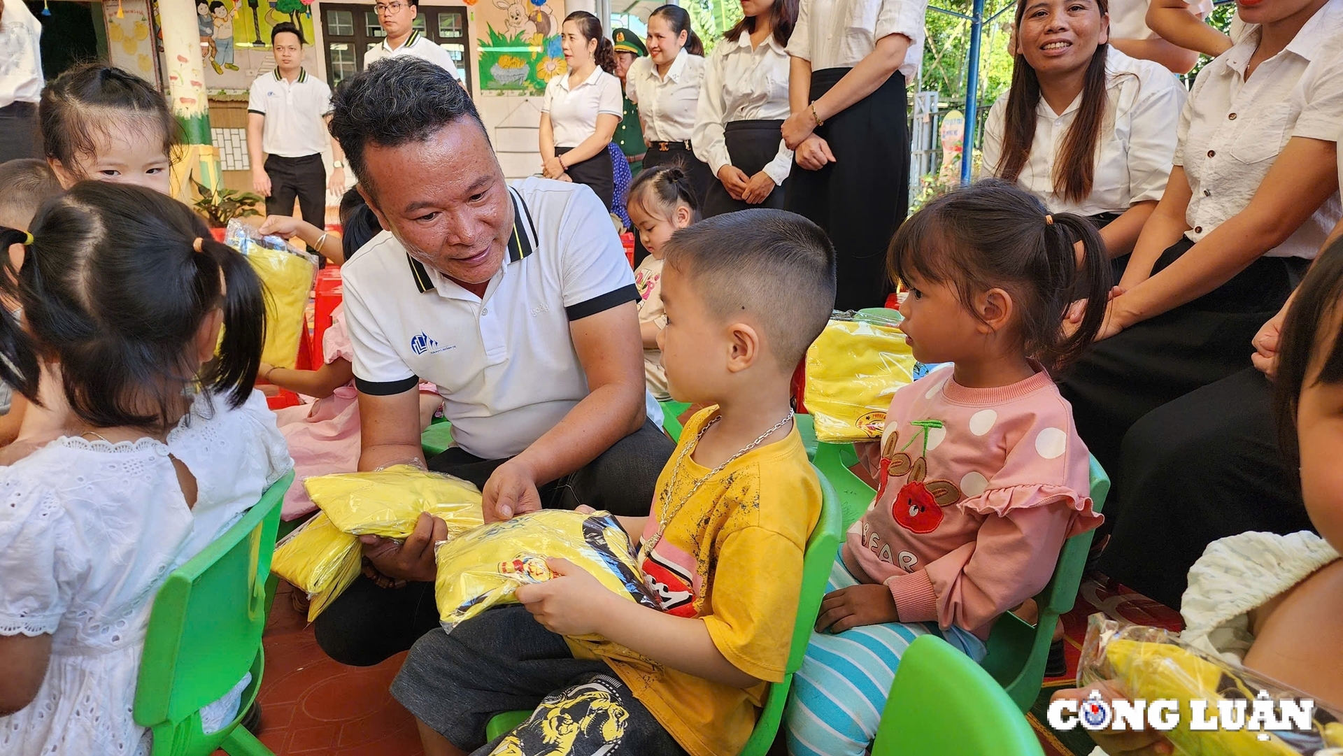 quang tri clb phong vien thuong tru phoi hop voi bo doi bien phong tinh trao tang qua cho hoc sinh ngheo hinh 3