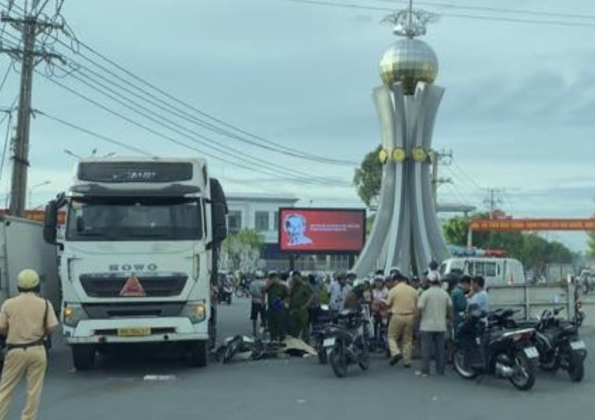 va cham voi xe container nu sinh o long an tu vong tren duong di hoc hinh 1