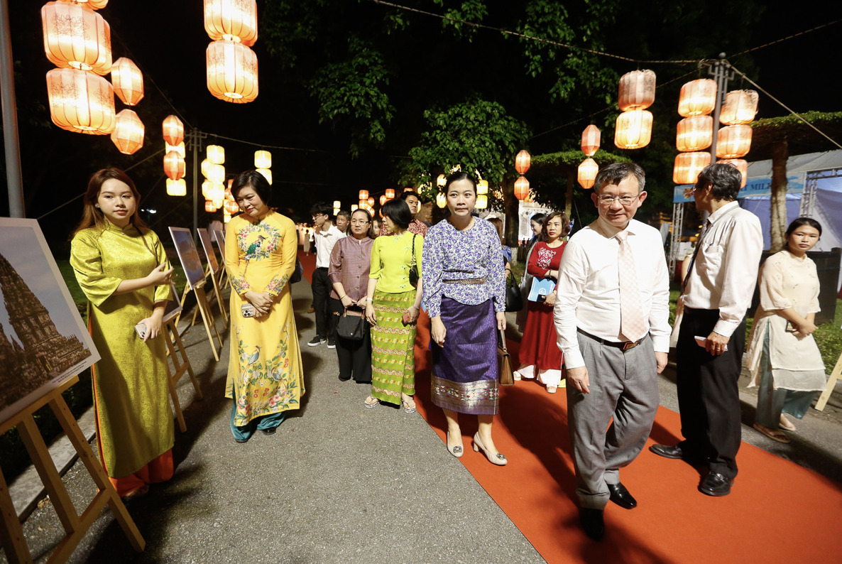 doc dao khong gian trien lam sac mau van hoa asean tai ha noi hinh 2