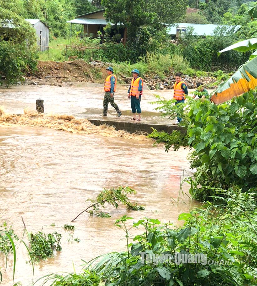 tuyen quang mua lon mot nguoi bi lu cuon troi tu vong hinh 1