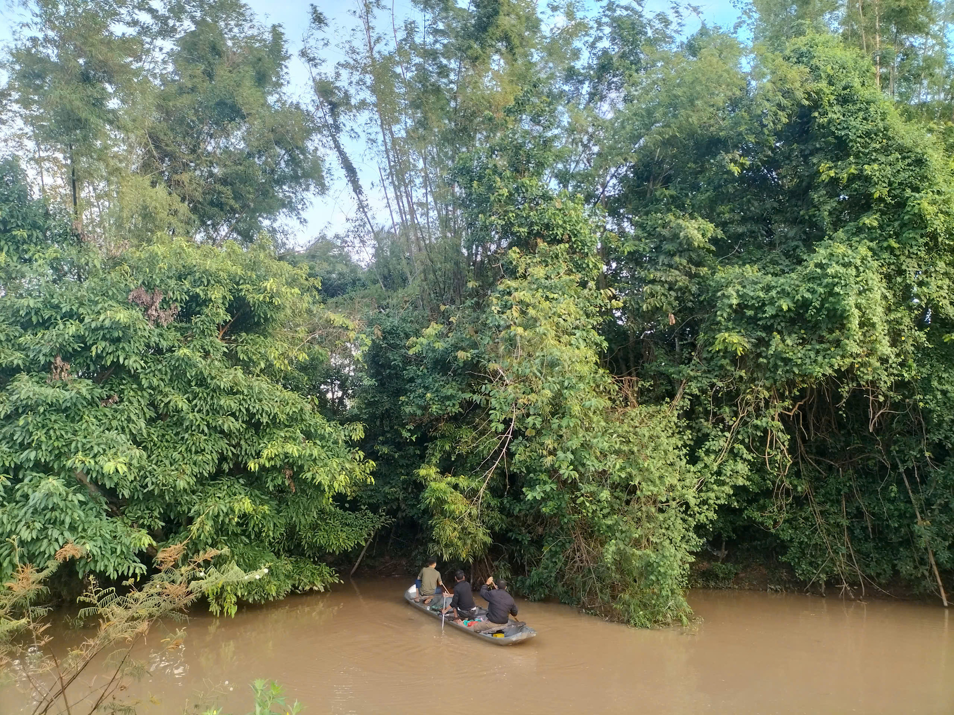 gia lai di qua ngam tran hai chi em ruot bi nuoc cuon troi hinh 1