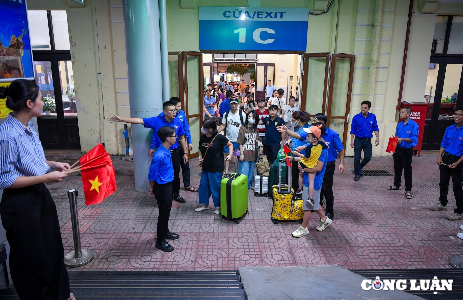 ga ha noi ron rang nguoi dan di tau ve que du lich dip nghi le 2 9 hinh 7