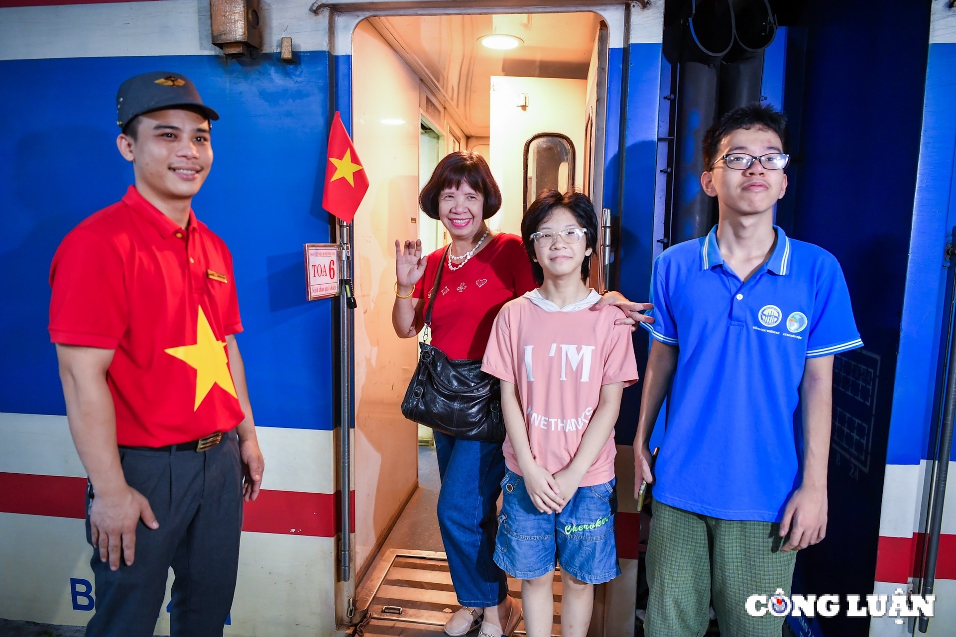 ga ha noi ron rang nguoi dan di tau ve que du lich dip nghi le 2 9 hinh 3