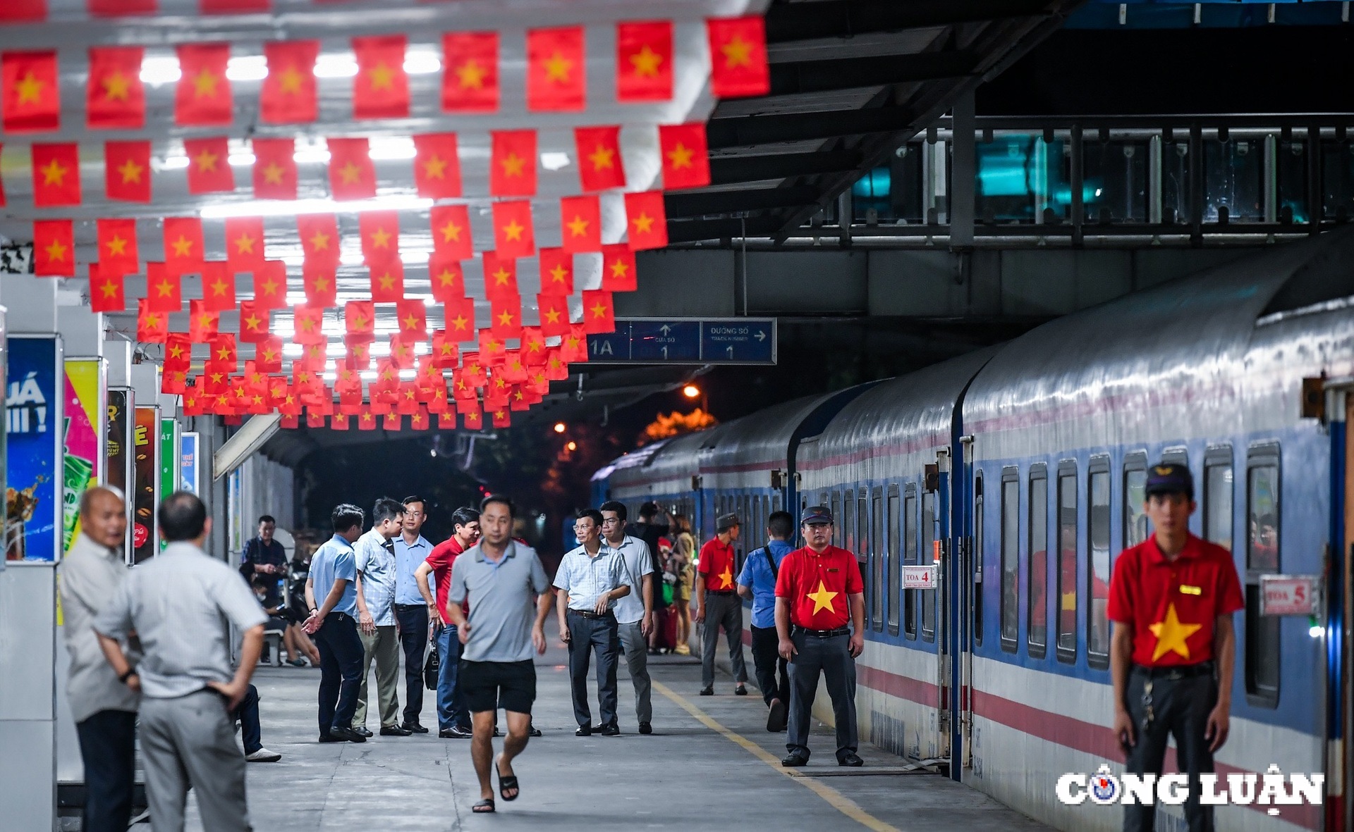 ga ha noi ron rang nguoi dan di tau ve que du lich dip nghi le 2 9 hinh 1