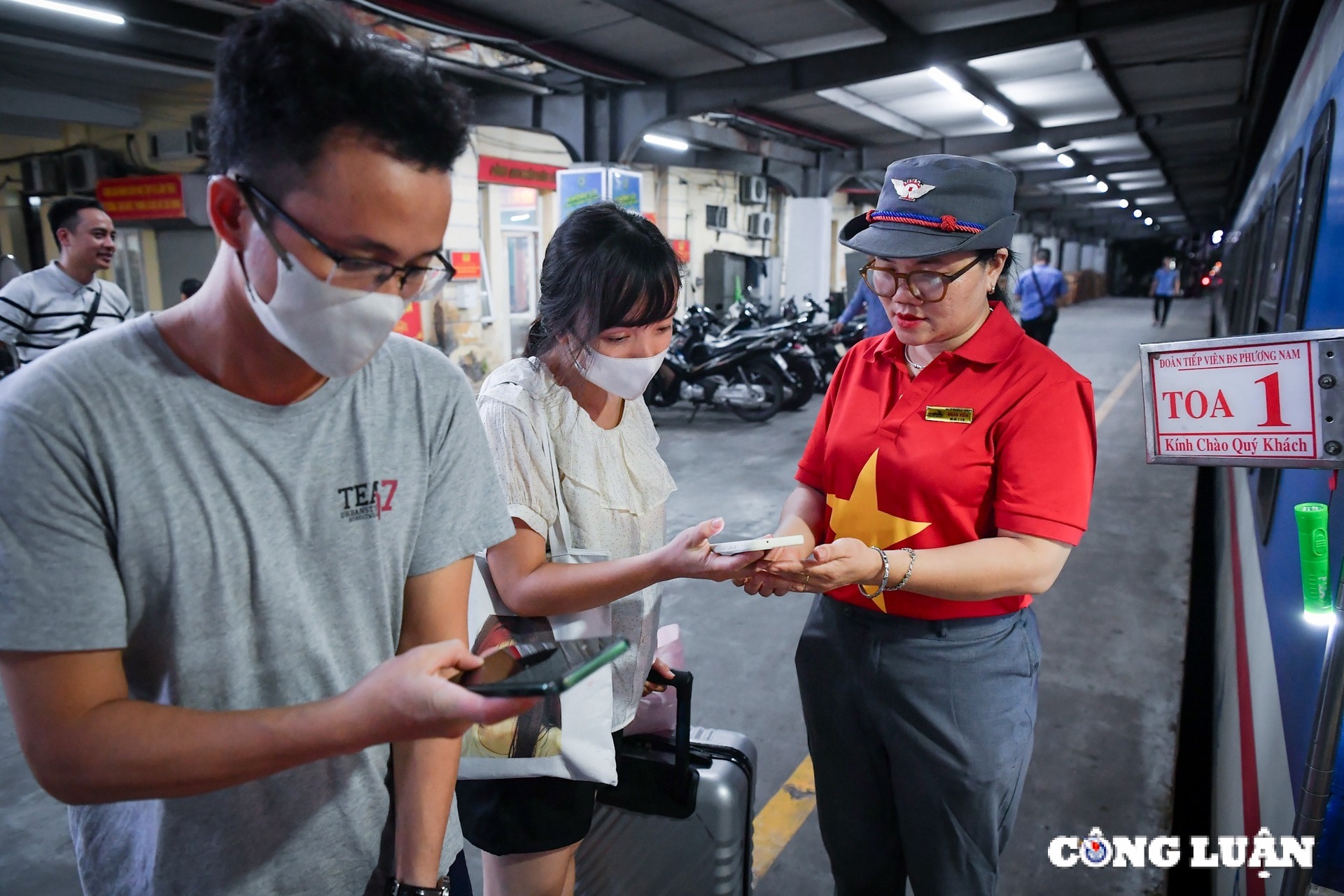 ga ha noi ron rang nguoi dan di tau ve que du lich dip nghi le 2 9 hinh 2